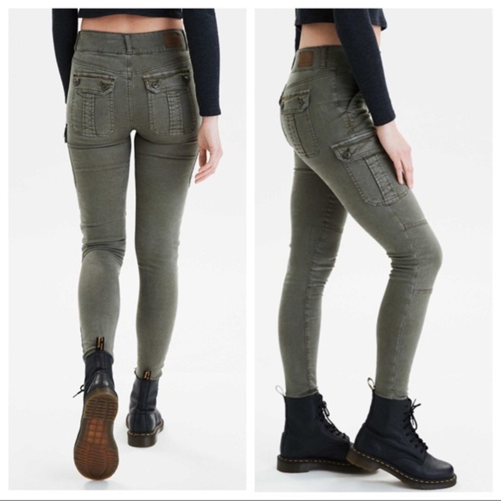 American Eagle AE. High Rise Cargo Jeans. Size 4.